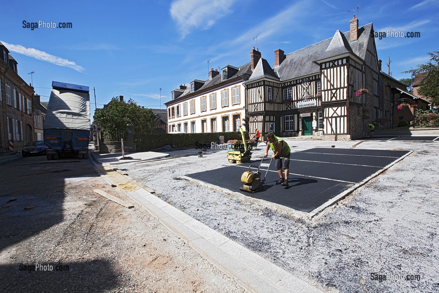 POSE D'UN ENROBE SUR UN PARKING, TRAVAUX DE RENOVATION DU CENTRE-VILLE DE RUGLES, EURE (27), HAUTE-NORMANDIE, FRANCE, EUROPE 