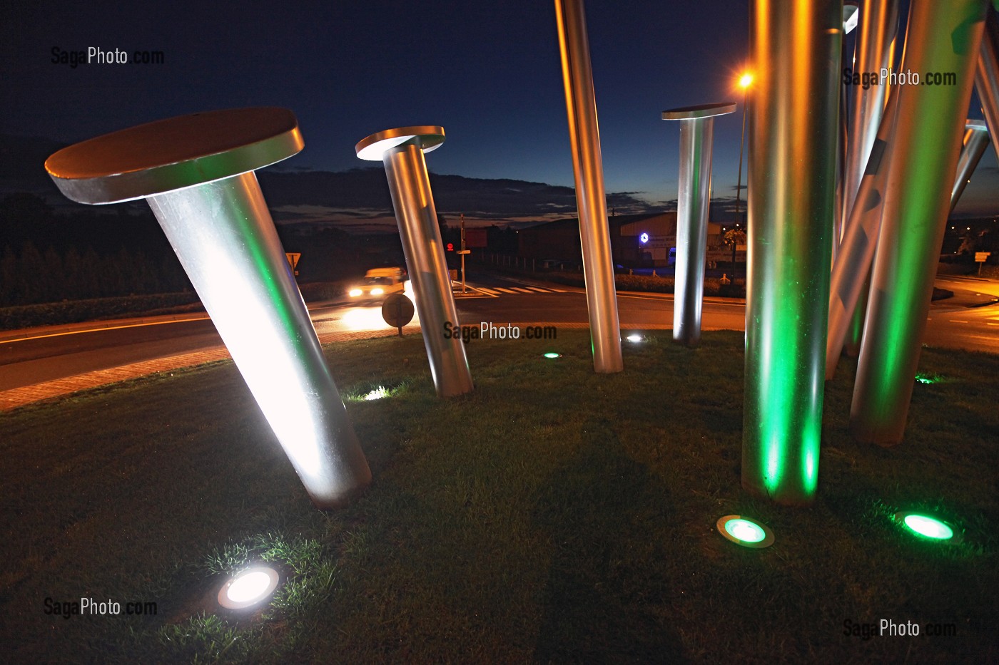 AMENAGEMENT D'UN ROND-POINT AVEC DES CLOUS GEANTS, SCULPTURE SYMBOLIQUE RAPPELANT QUE LA VILLE EST L'UN DES CENTRES DE FABRICATION DES CLOUS ET DES EPINGLES EN NORMANDIE, RUGLES, EURE (27), HAUTE-NORMANDIE, FRANCE, EUROPE 