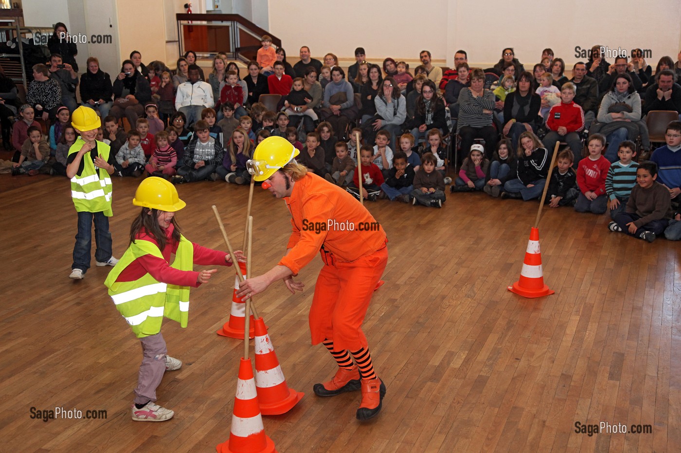 SPECTACLE DE CLOWN DANS UNE SALLE DES FETES DEVANT UN PUBLIC DE PARENTS ET D'ENFANTS, RUGLES, EURE (27), HAUTE-NORMANDIE, FRANCE, EUROPE 