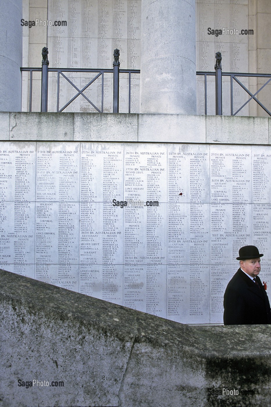 HOMME BRITANNIQUE EN CHAPEAU MELON DEVANT LES NOMS DES COMBATTANTS MORTS LORS DE LA PREMIERE GUERRE MONDIALE (1914-1918), MEMORIAL BRITANNIQUE DE LA PORTE DE MENIN, YPRES (IEPER), BELGIQUE, FLANDRES, BELGIQUE, EUROPE 