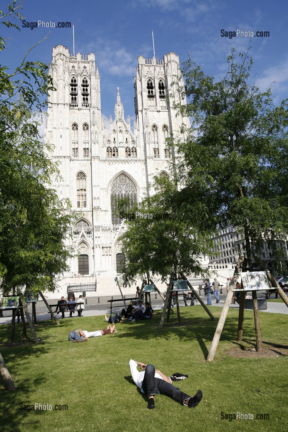 PERSONNE ALLONGEE SUR LA PELOUSE, PARC DEVANT LA CATHEDRALE SAINT MICHEL ET SAINTE GUDULE, BRUXELLES, BELGIQUE 