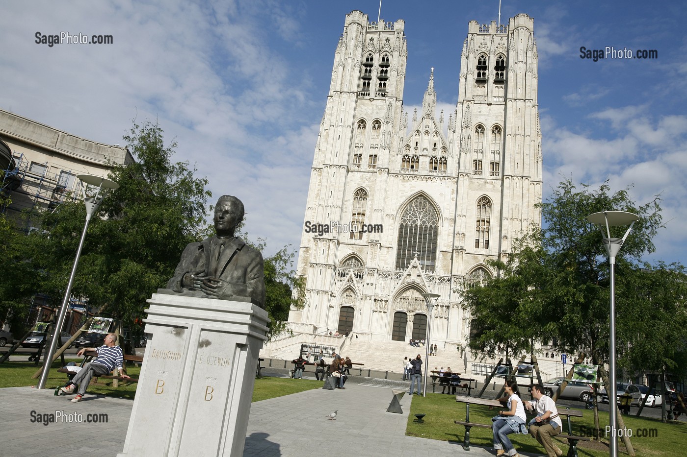 BUSTE DE BAUDOIN DEVANT LA CATHEDRALE SAINT MICHEL ET SAINTE GUDULE, BRUXELLES, BELGIQUE 