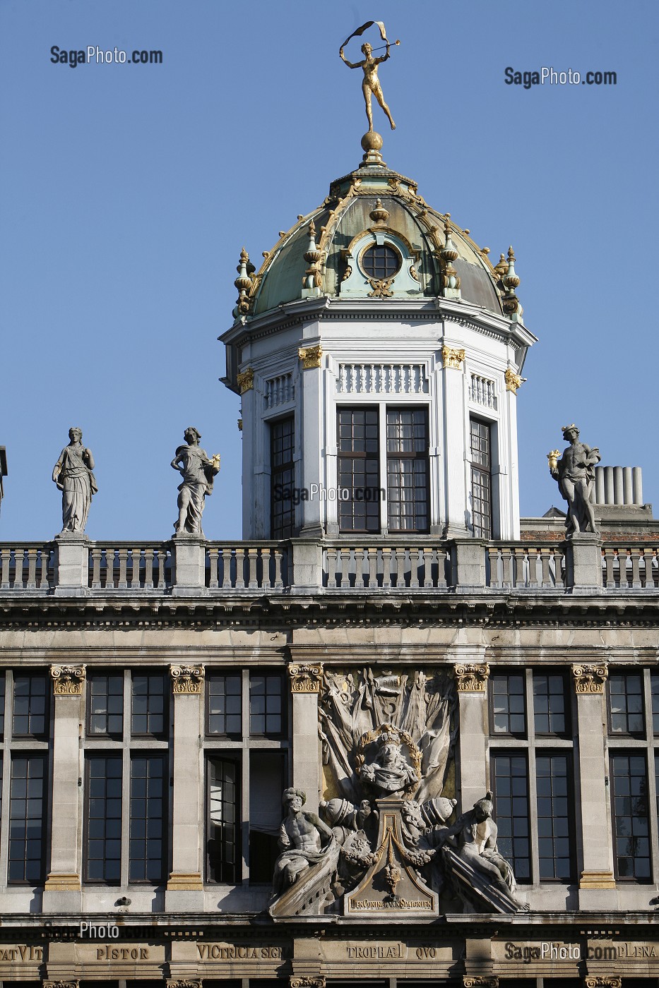 DOME OCTOGONAL EN CUIVRE COURONNE PAR UNE FIGURE DANSANTE, MAISON DES BOULANGERS AUSSI APPELEE 'LE ROI D'ESPAGNE', BRUXELLES, BELGIQUE 