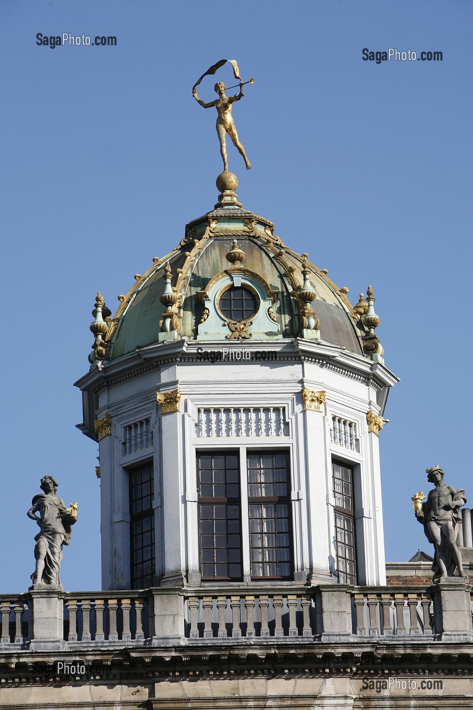 DOME OCTOGONAL EN CUIVRE COURONNE PAR UNE FIGURE DANSANTE, MAISON DES BOULANGERS AUSSI APPELEE 'LE ROI D'ESPAGNE', BRUXELLES, BELGIQUE 