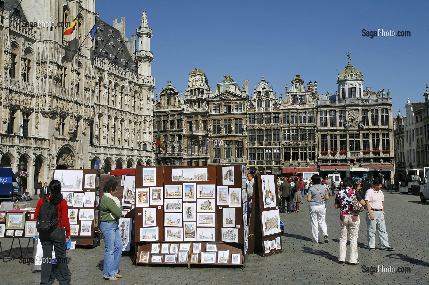 VENDEURS D'AFFICHES, HOTEL DE VILLE, GRAND PLACE, BRUXELLES, BELGIQUE 