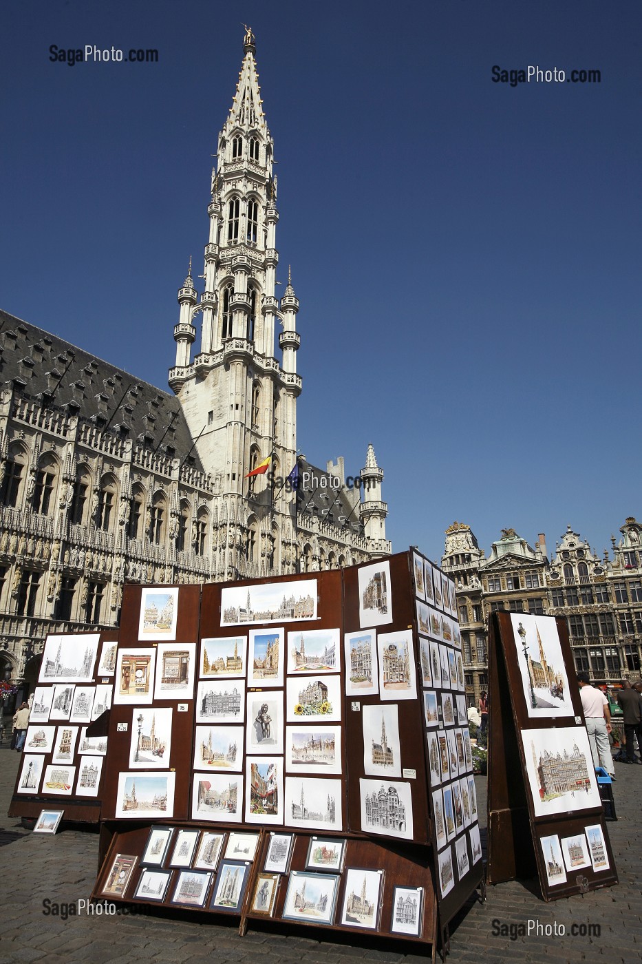 VENDEURS D'AFFICHES, HOTEL DE VILLE, GRAND PLACE, BRUXELLES, BELGIQUE 