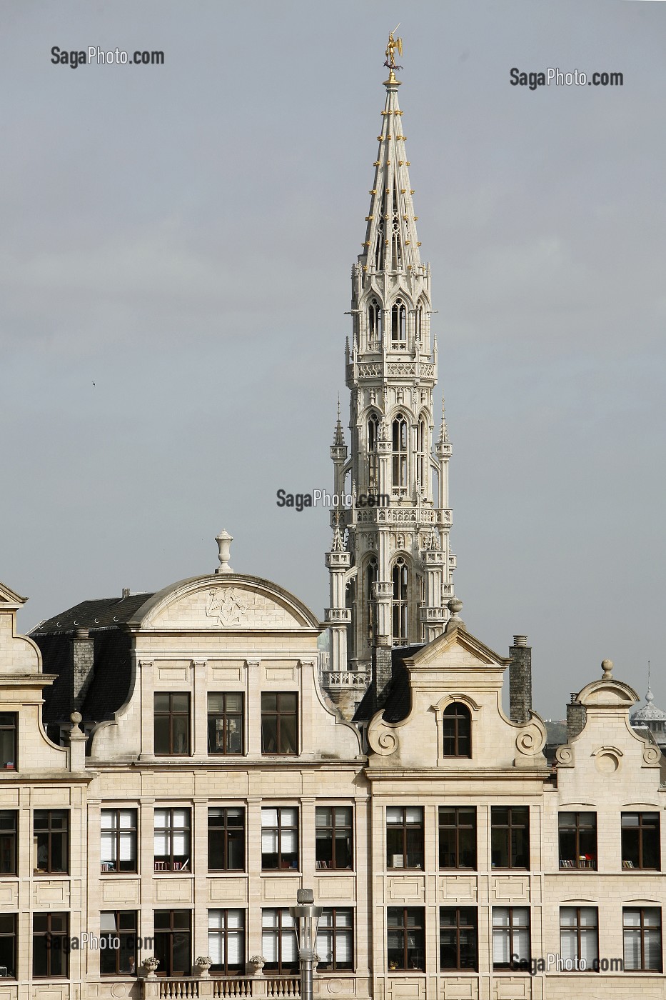 FACADE D'IMMEUBLE CENTRE HISTORIQUE ET LA FLECHE DE L'HOTEL DE VILLE, BRUXELLES, BELGIQUE 