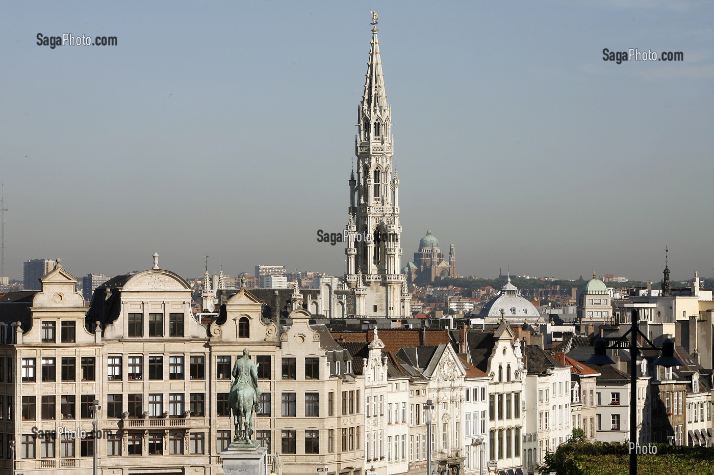 PLACE DE L'ALBERTINE, STATUE EQUESTRE, FACADES DE MAISONS TRADITIONNELLES ET FLECHE DE L'HOTEL DE VILLE ET BASILIQUE NATIONALE DU SACRE COEUR EN ARRIERE PLAN, BRUXELLES, BELGIQUE 