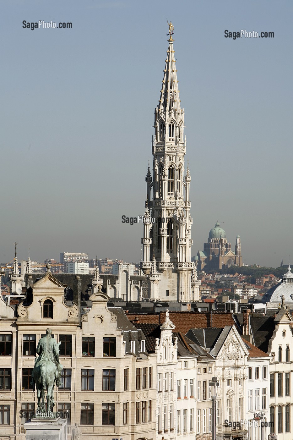 PLACE DE L'ALBERTINE, STATUE EQUESTRE, FACADES DE MAISONS TRADITIONNELLES ET FLECHE DE L'HOTEL DE VILLE ET BASILIQUE NATIONALE DU SACRE COEUR EN ARRIERE PLAN, BRUXELLES, BELGIQUE 