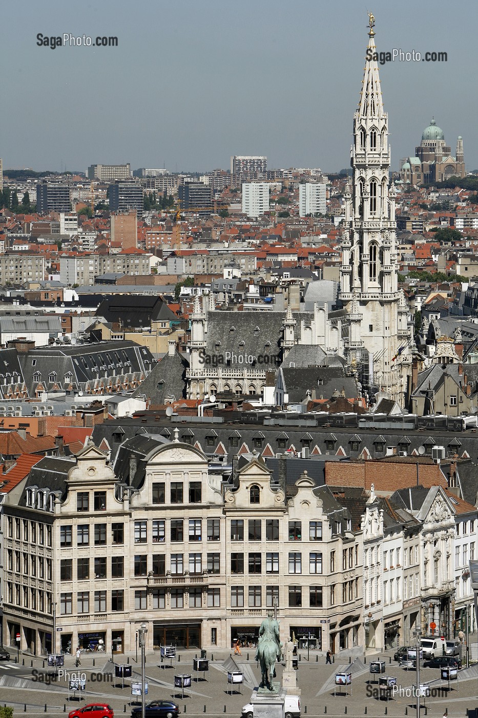 PLACE DE L'ALBERTINE, STATUE EQUESTRE, FACADES DE MAISONS TRADITIONNELLES ET FLECHE DE L'HOTEL DE VILLE ET BASILIQUE NATIONALE DU SACRE COEUR EN ARRIERE PLAN, BRUXELLES, BELGIQUE 