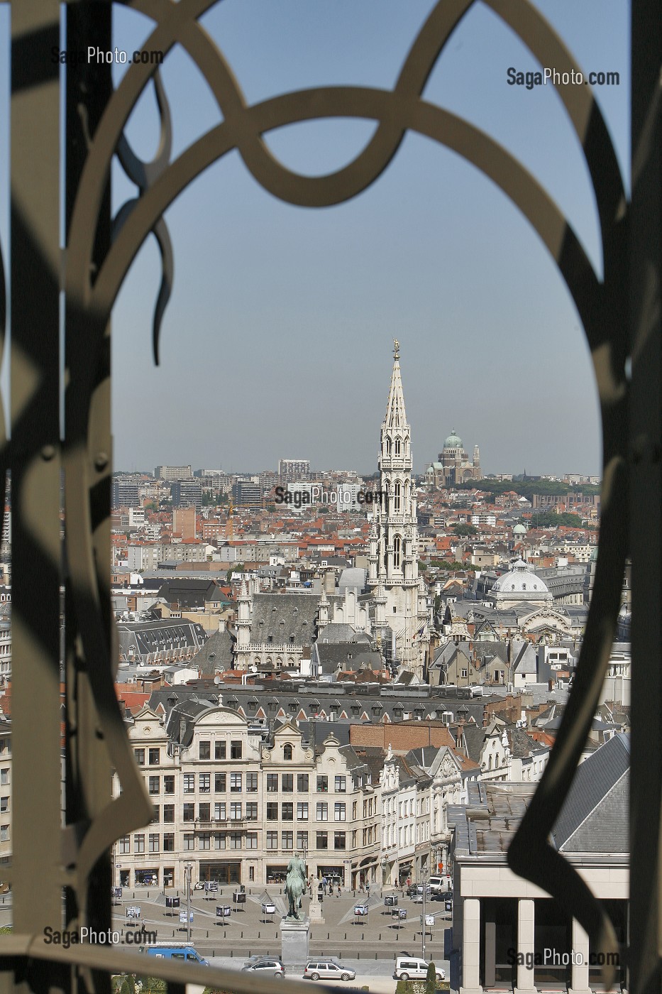 PLACE DE L'ALBERTINE, STATUE EQUESTRE, FACADES DE MAISONS TRADITIONNELLES ET FLECHE DE L'HOTEL DE VILLE ET BASILIQUE NATIONALE DU SACRE COEUR EN ARRIERE PLAN, BRUXELLES, BELGIQUE 