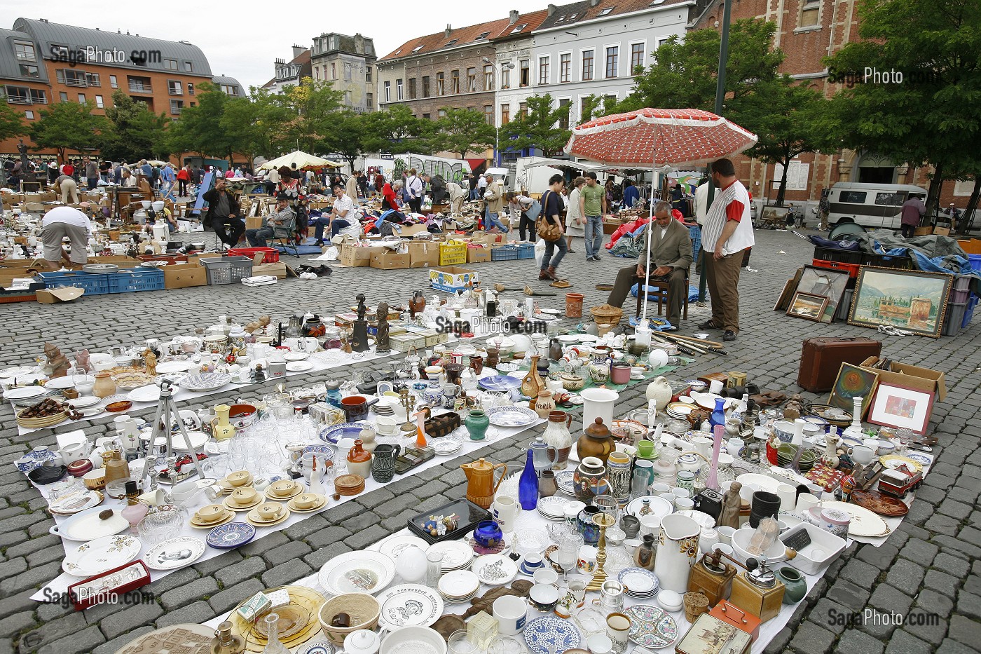 MARCHE AUX PUCES QUOTIDIEN, BROCANTE, PLACE DU JEU DE BALLE, QUARTIER LES MAROLLES, BRUXELLES, BELGIQUE 