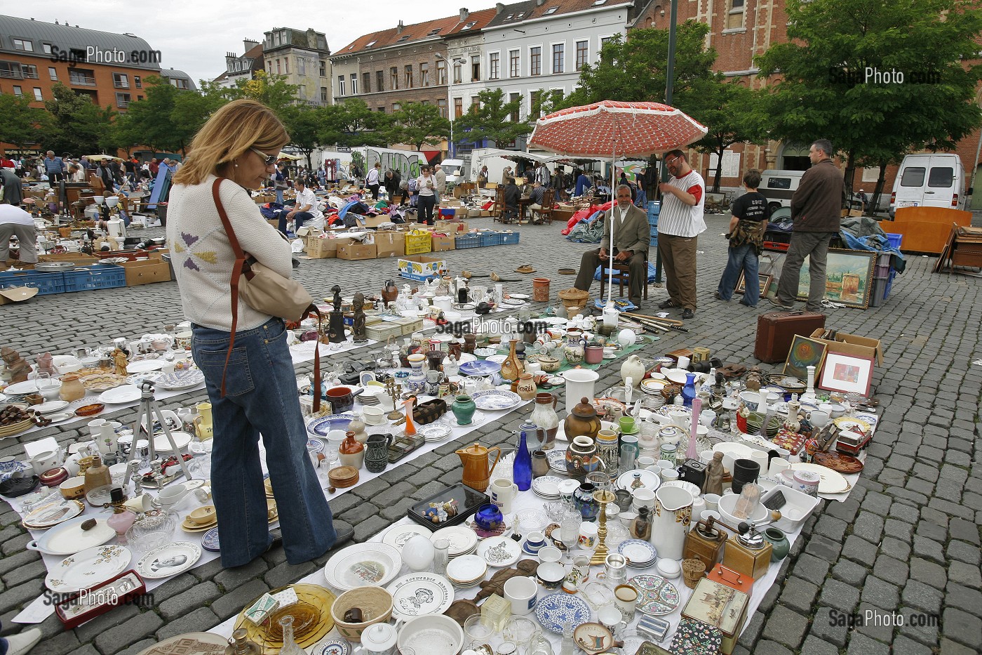 MARCHE AUX PUCES QUOTIDIEN, BROCANTE, PLACE DU JEU DE BALLE, QUARTIER LES MAROLLES, BRUXELLES, BELGIQUE 