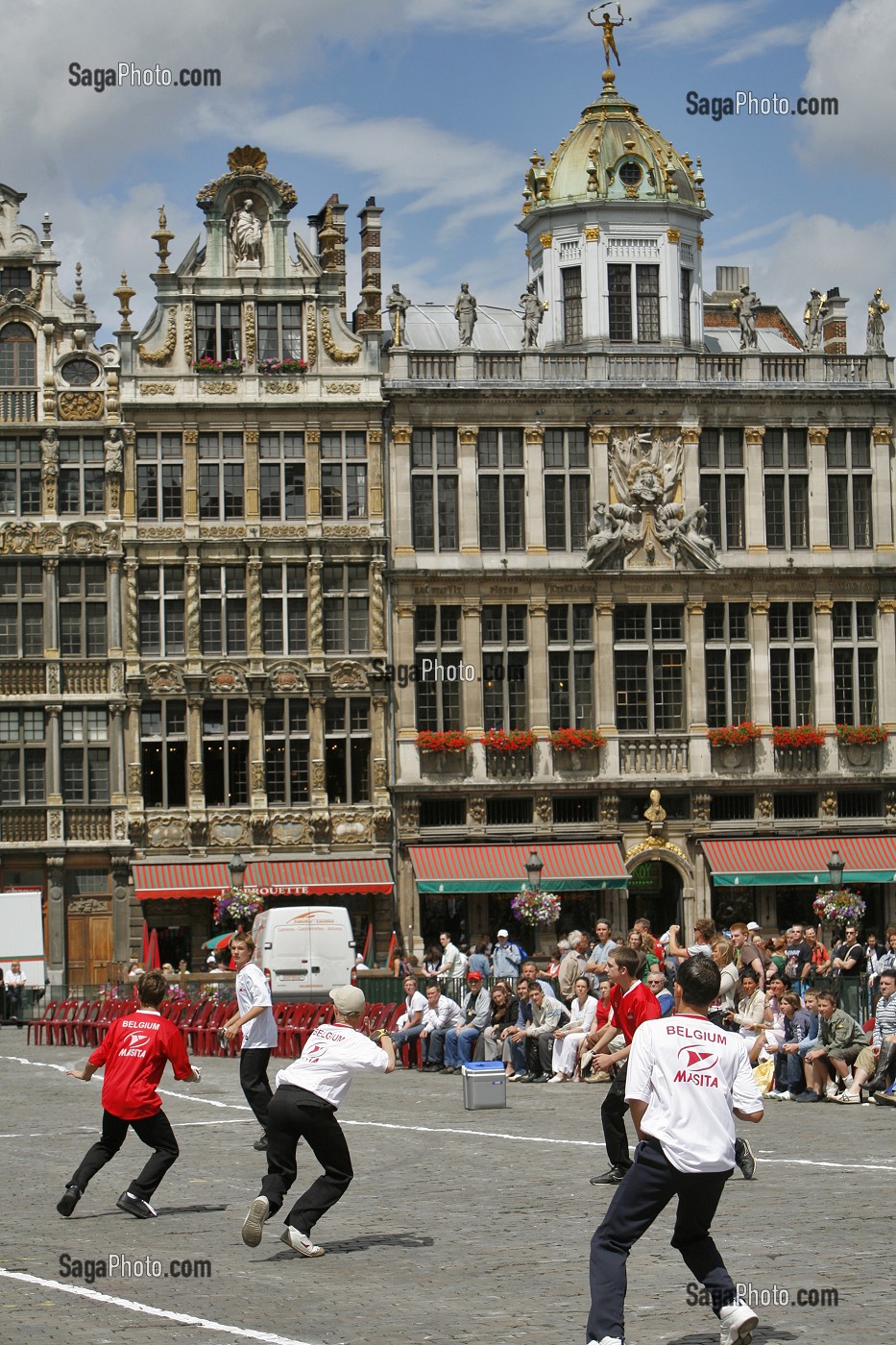 DEMONSTRATION DE BALLE PELOTE (EN NEERLANDAIS: KAATSEN), GRAND PLACE, BRUXELLES, BELGIQUE 