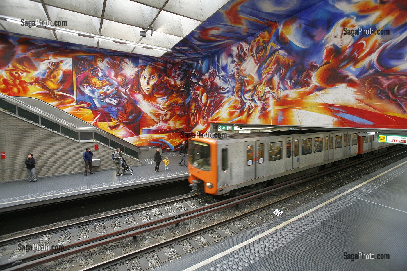 STATION DE METRO HANKAR, FRESQUE DE ROGER SOMVILLE, INTITULEE 'NOTRE TEMPS', BRUXELLES, BELGIQUE 