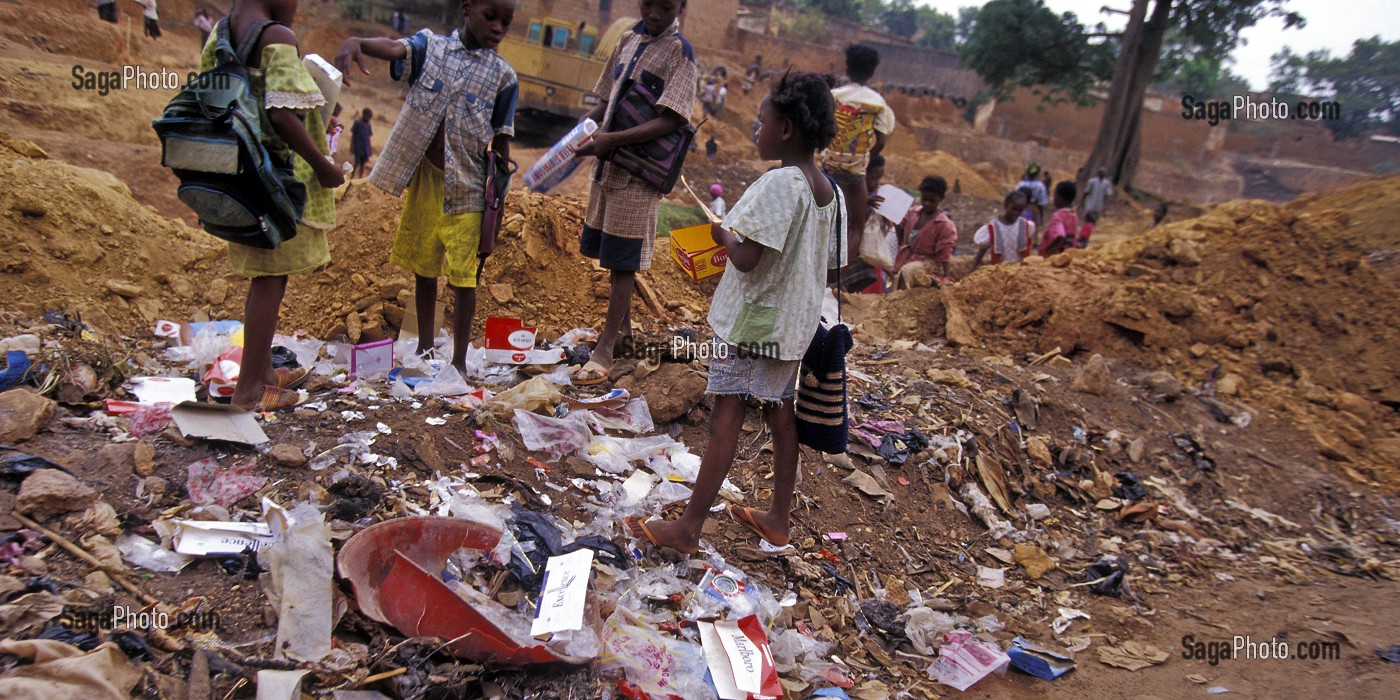 ENFANTS QUI RECUPERENT DES OBJETS DANS UNE DECHARGE A CIEL OUVERT A BOBO-DIOULASSO, BURKINA FASO 