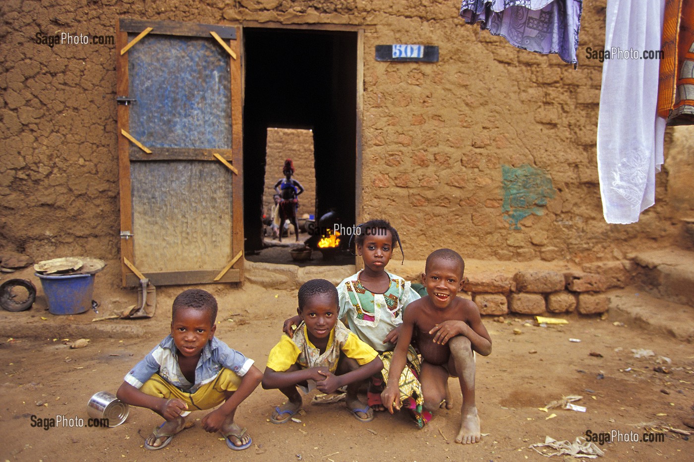 ENFANTS DANS LA COUR DE LEUR MAISON, HABITAT LOCAL, BOBO-DIOULASSO, BURKINA FASO 