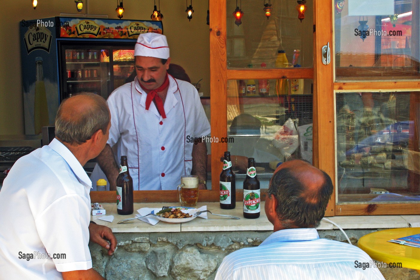 GENS PRENANT UN REPAS DANS UN BAR DE NESEBAR, VILLE CLASSEE AU PATRIMOINE DE L'UNESCO, BULGARIE, EUROPE 