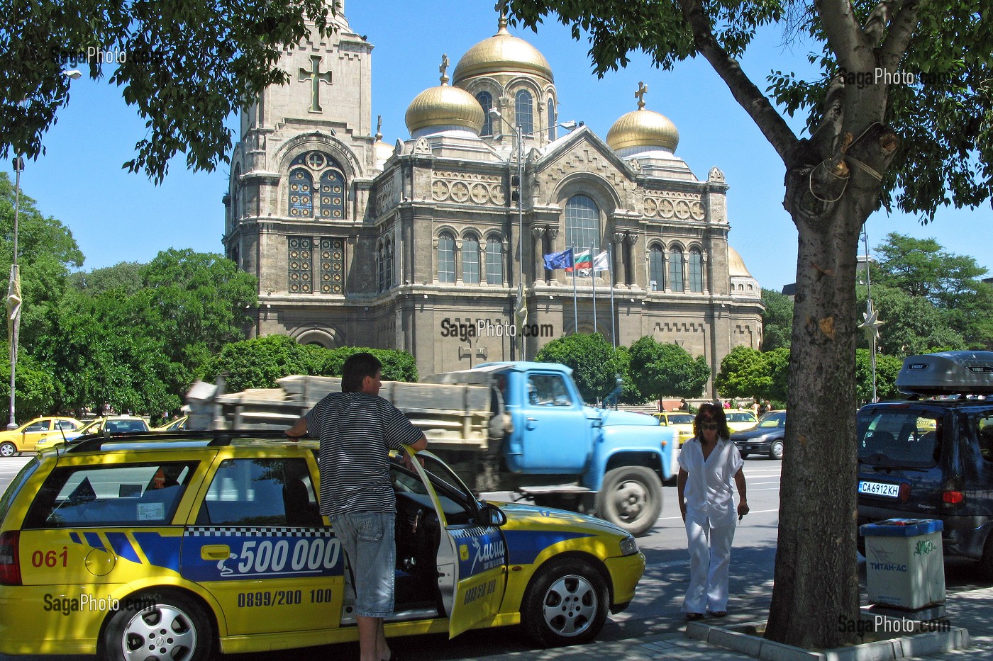 CHAUFFEUR DE TAXI DEVANT LA CATHEDRALE NOTRE DAME DE L'ASSOMPTION, MER NOIRE, VARNA, BULGARIE, EUROPE 