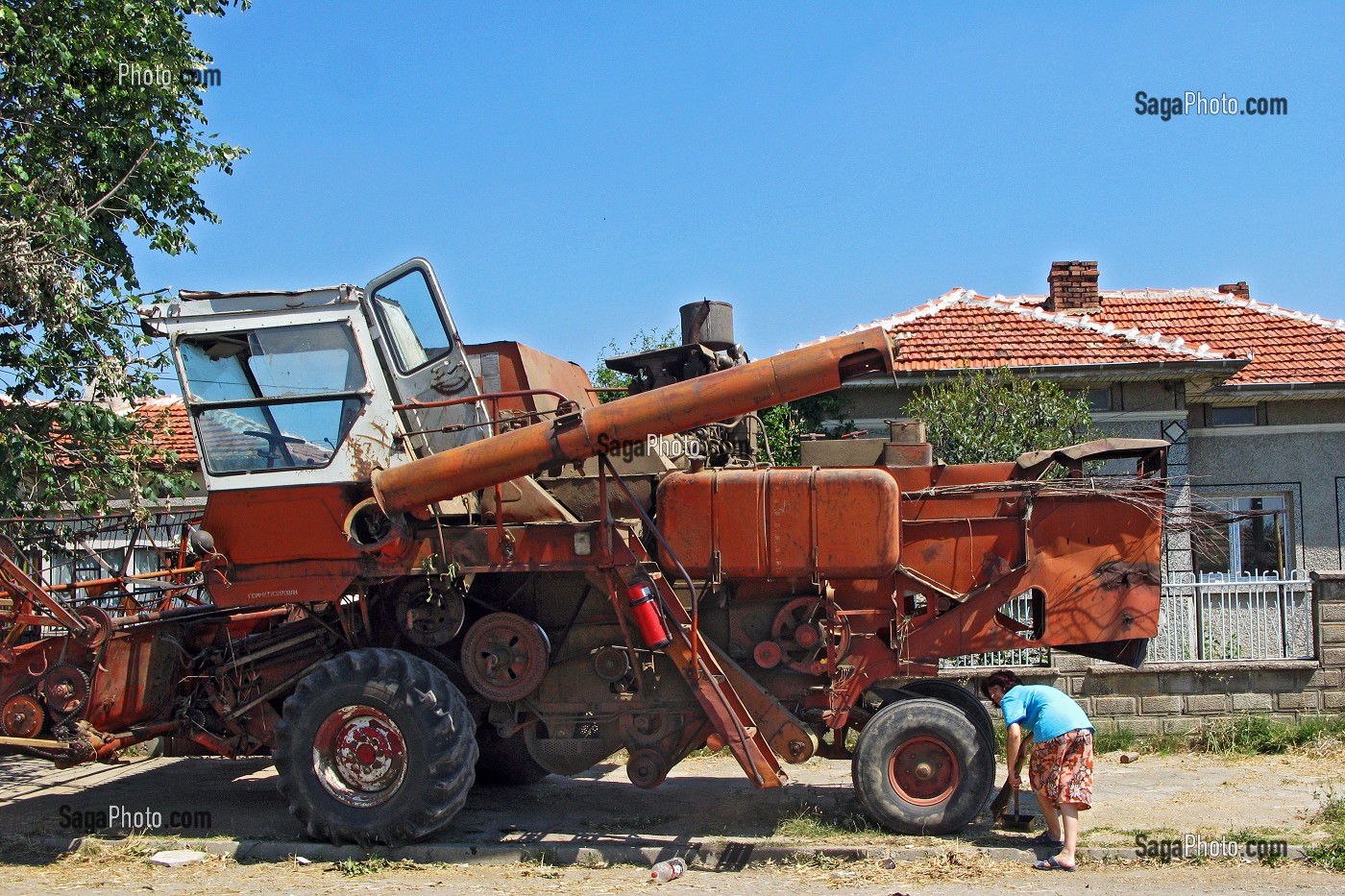 NETTOYAGE DE LA MOISSONNEUSE BATTEUSE, REGION D'ANTONOVO, BULGARIE, EUROPE 
