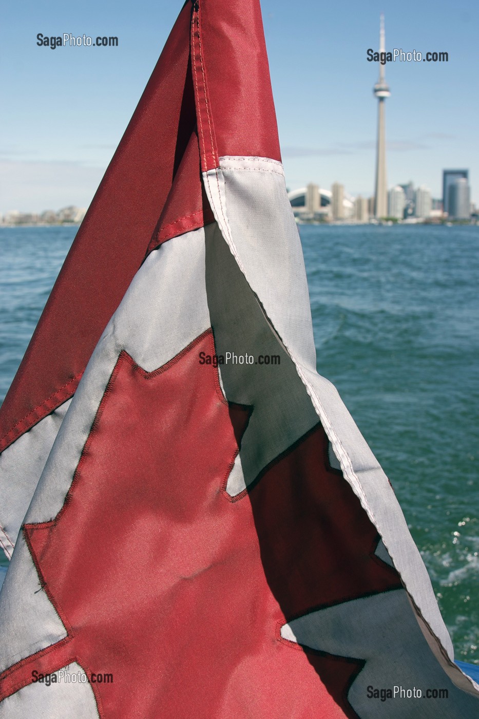 DRAPEAU CANADIEN AVEC EN FOND LA SKYLINE DE TORONTO ET LA CN TOWER, CN TOWER, TOUR LA PLUS HAUTE DU CANADA, TORONTO, ONTARIO, CANADA 