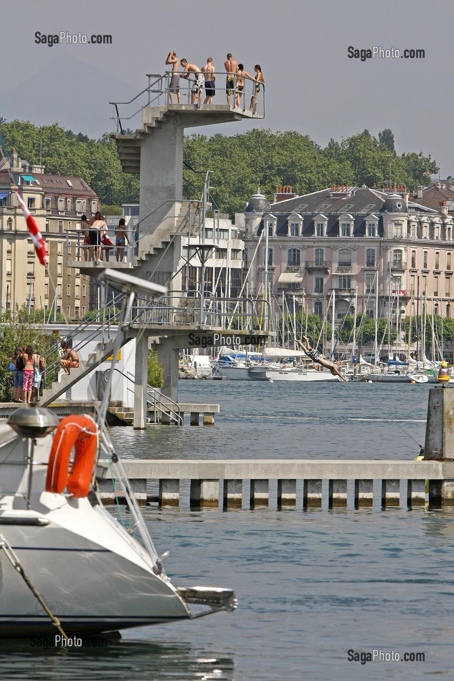 BAIGNADE ET DETENTE AU PLONGEOIR DES BAINS DES PAQUIS DANS LA RADE DE GENEVE SUR LE LAC LEMAN, SUISSE 