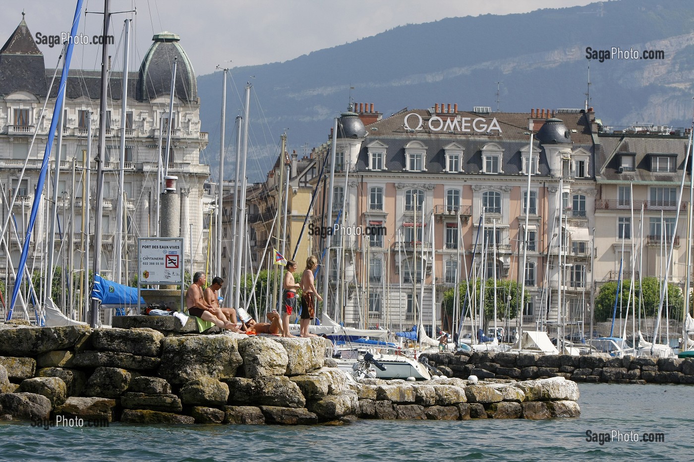 BAIGNADE ET DETENTE SUR LE PORT DE PLAISANCE DANS LA RADE DE GENEVE SUR LE LAC LEMAN, SUISSE 