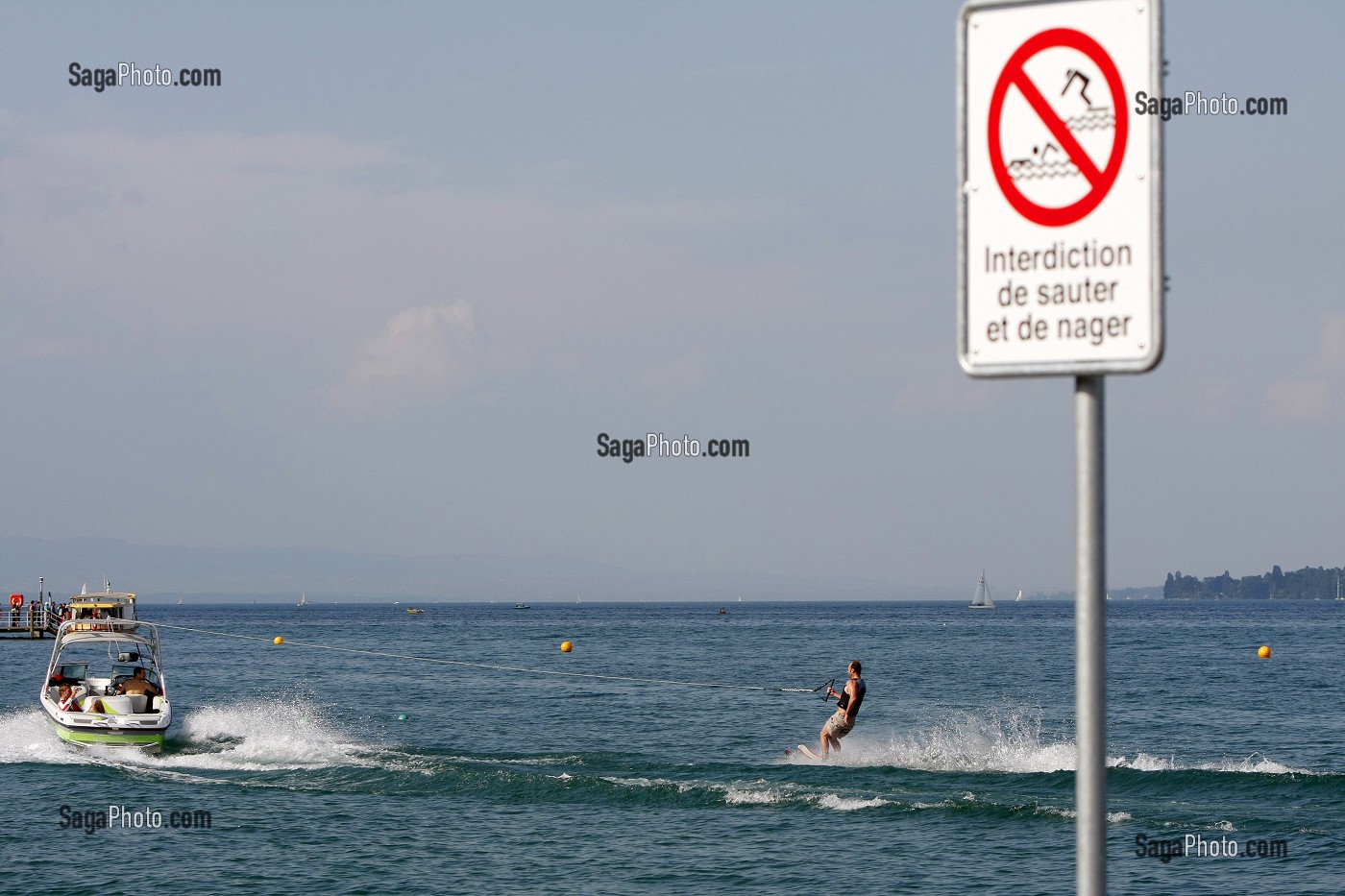 SKI NAUTIQUE SUR LE LAC LEMAN DANS LA RADE DE GENEVE, SUISSE 