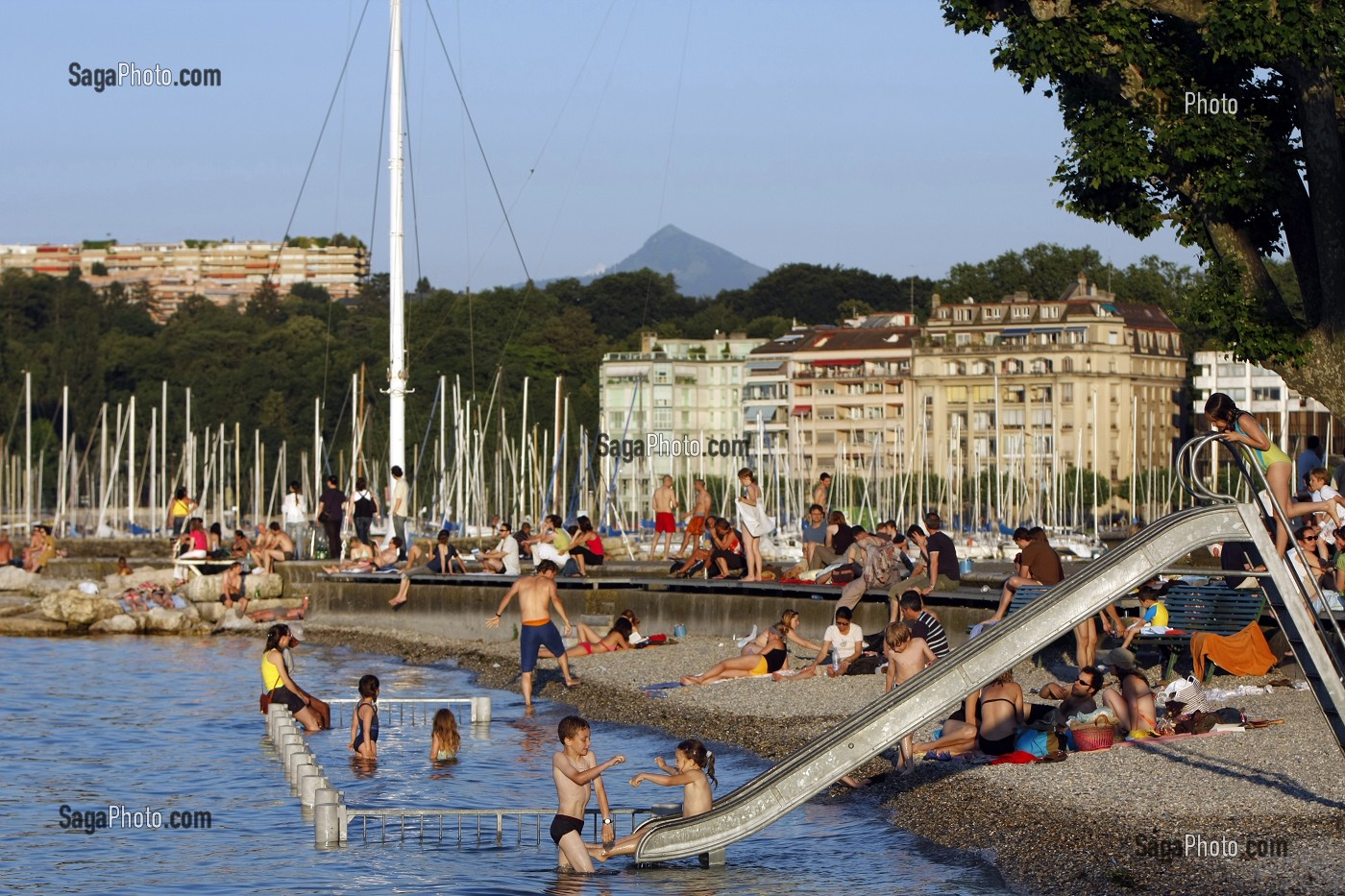 BAIGNADE ET DETENTE SUR LA PLAGE DES BAINS DES PAQUIS SUR LE LAC LEMAN, GENEVE, SUISSE 