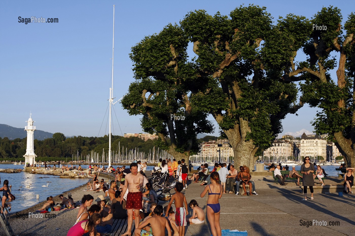 BAIGNADE ET DETENTE SUR LA PLAGE DES BAINS DES PAQUIS SUR LE LAC LEMAN, GENEVE, SUISSE 