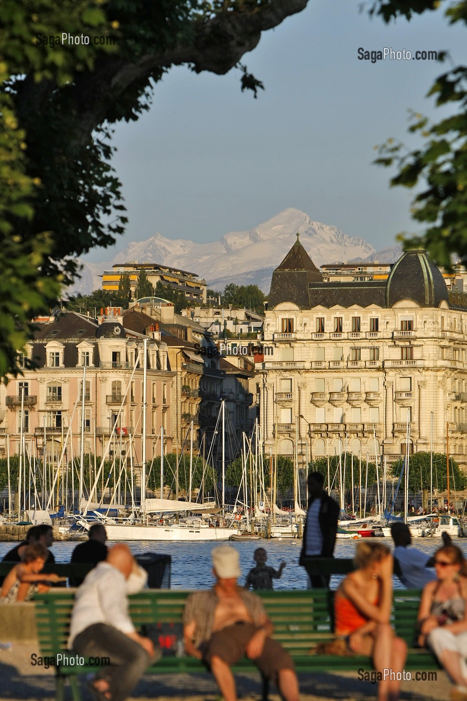 DETENTE AU COUCHER DE SOLEIL SUR LES BAINS DES PAQUIS DANS LA RADE DE GENEVE, SUISSE 