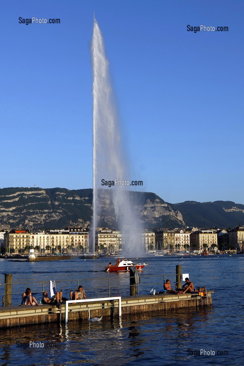 BAIGNADE ET DETENTE SUR LA PLAGE DES BAINS DES PAQUIS ET LE JET D'EAU SYMBOLE DE LA VILLE DANS LA RADE DE GENEVE, SUISSE SUR LE LAC LEMAN 