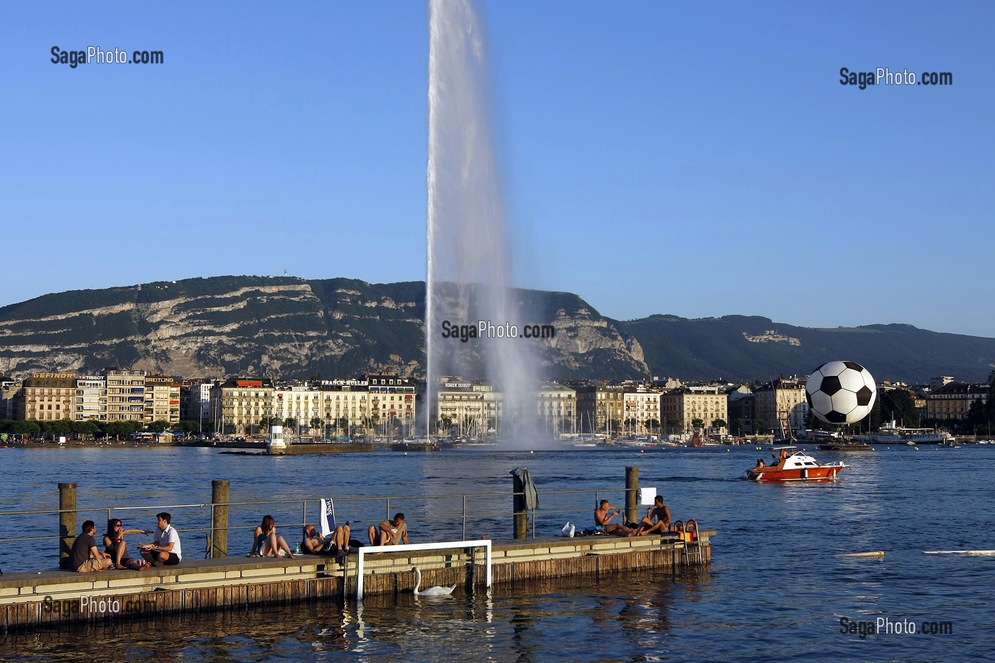 BAIGNADE ET DETENTE SUR LA PLAGE DES BAINS DES PAQUIS ET LE JET D'EAU SYMBOLE DE LA VILLE DANS LA RADE DE GENEVE, SUISSE 