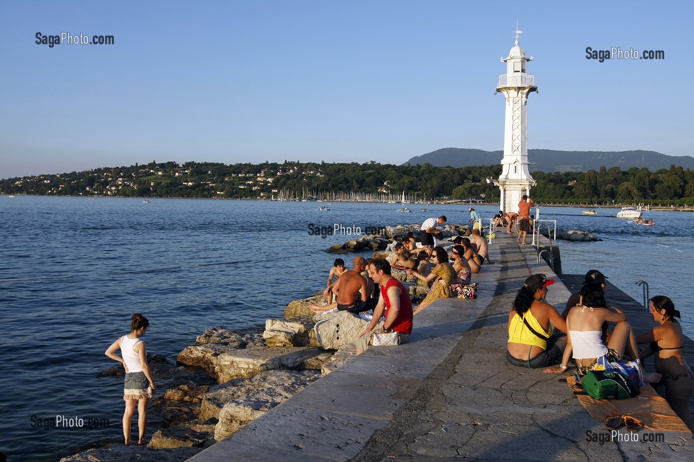 BAIGNADE ET DETENTE DEVANT LE PHARE BLANC DES BAINS DES PAQUIS DANS LA RADE DE GENEVE, SUISSE SUR LE LAC LEMAN 