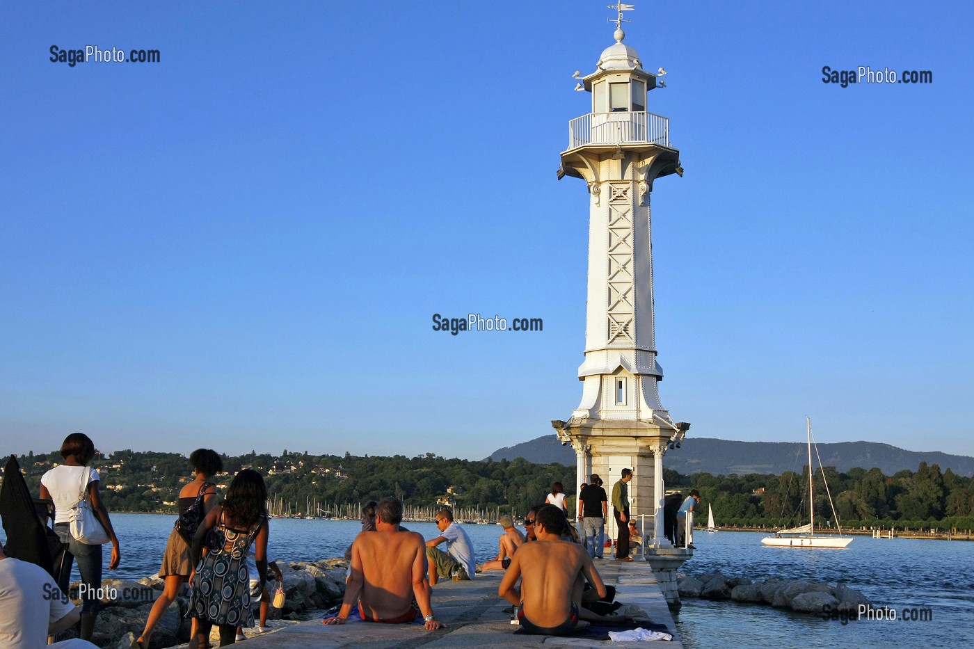 BAIGNADE ET DETENTE DEVANT LE PHARE BLANC DES BAINS DES PAQUIS DANS LA RADE DE GENEVE SUR LE LAC LEMAN, SUISSE 