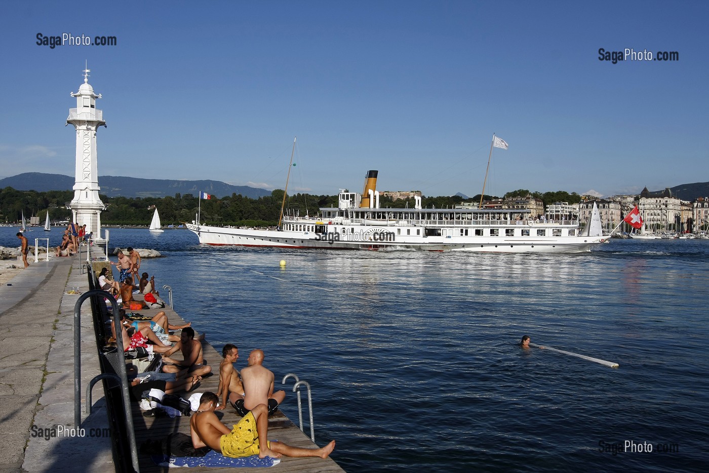 BAIGNADE ET DETENTE DEVANT LE PHARE BLANC DES BAINS DES PAQUIS DANS LA RADE DE GENEVE, SUISSE SUR LE LAC LEMAN 