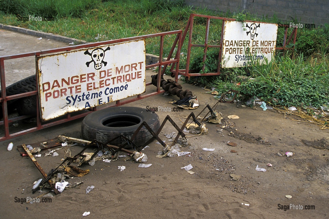 BARRAGE ROUTIER A LA FRONTIERE ENTRE LA COTE D'IVOIRE ET LE BURKINA FASO SUR LA ROUTE DE BOUAKE, 'DANGER DE MORT, PORTE ELECTRIQUE'. 