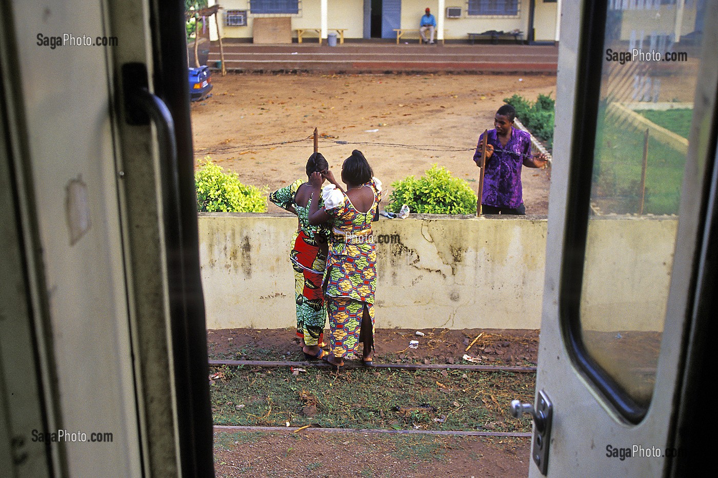 JEUNES FEMMES SE COIFFANT A LA SORTIE DU TRAIN A LA FRONTIERE ENTRE LA COTE D'IVOIRE ET LE BURKINA FASO 