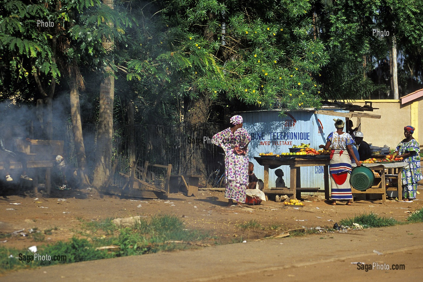 VENTE DE FRUITS ET LEGUMES AU BORD DE LA ROUTE PRES DOEUNE CABINE TELEPHONIQUE TRADITIONNELLE, ABIDJAN, COTE D'IVOIRE 