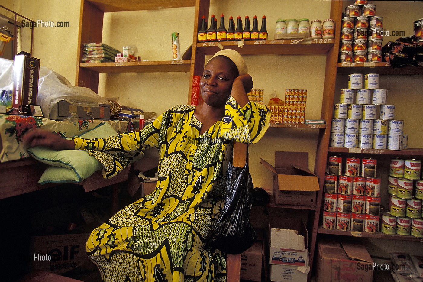COMMERCANTE DANS SON MAGASIN, ABIDJAN, COTE D'IVOIRE 