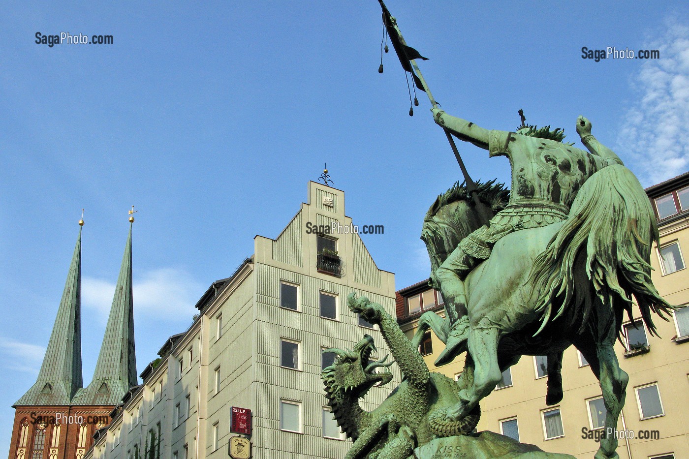 STATUE DE SAINT GEORGES ET LE DRAGON, BORD DE LA SPREE ET FLECHE DE L'EGLISE SAINT-NICOLAS, NIKOLAIKIRCHE, BERLIN, ALLEMAGNE 