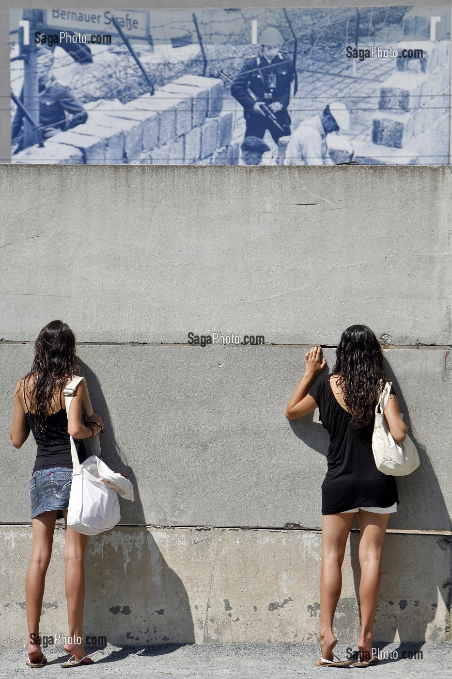 MEMORIAL DU MUR DE BERLIN, LE MEMORIAL COMPREND UN TRONCON DU DISPOSITIF FRONTALIER LONG DE 60 METRES, CONSERVE DANS SA CONFIGURATION ORIGINELLE, MAIS AVEC UNE INTERPRETATION ARTISTIQUE. LE PROJET A ETE CONCU ET REALISE PAR LE CABINET D'ARCHITECTES DE STUTTGART KOHLHOFF & KOHLHOFF, BERLIN, ALLEMAGNE 