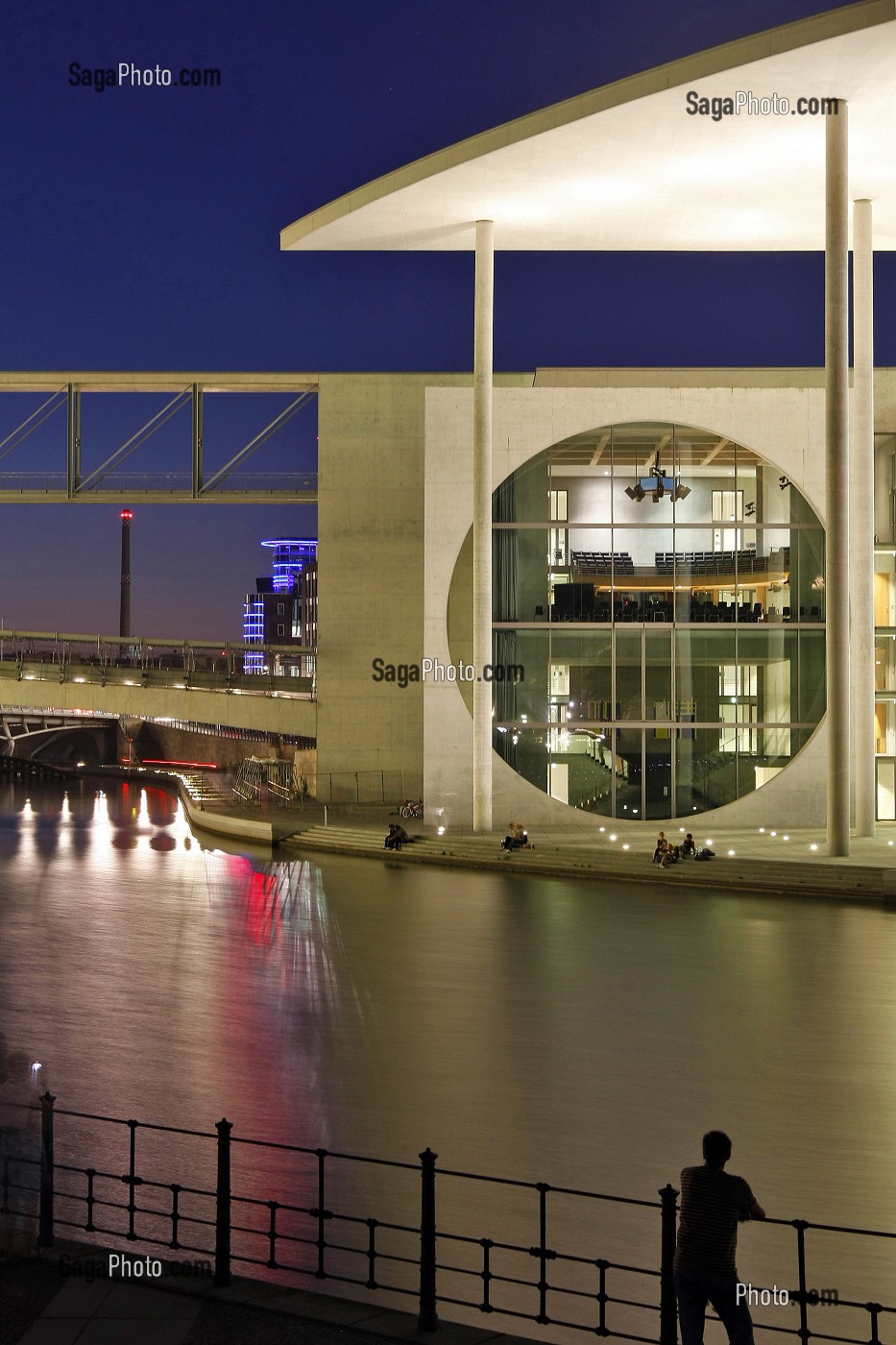 'BAND DES BUNDES', LE RUBAN FEDERAL, OU DE NOMBREUSES INSTITUTIONS FEDERALES ONT ELU DOMICILE  AU BORD DE LA SPREE, BERLIN, ALLEMAGNE 