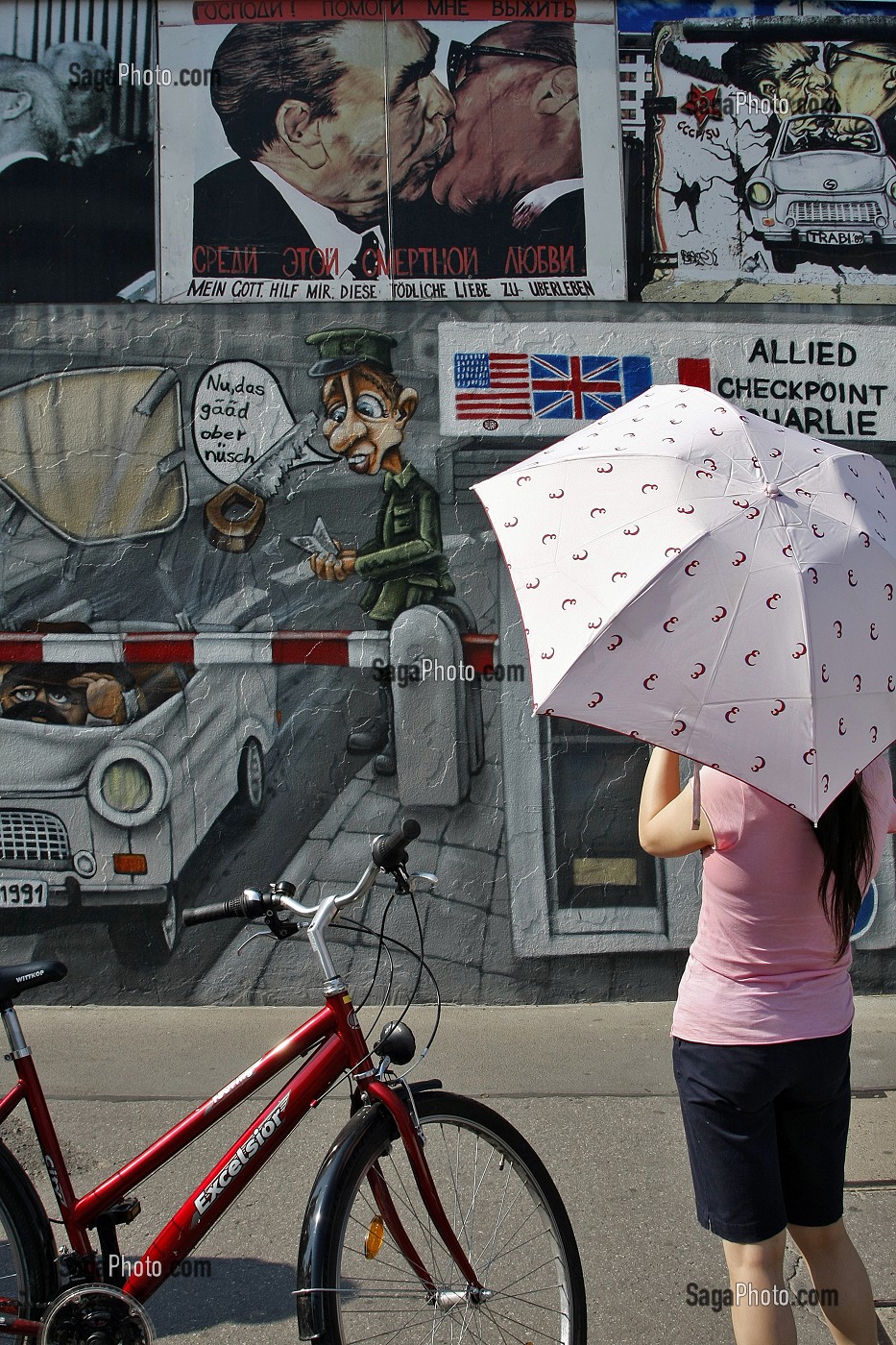 BAISER LANGOUREUX ENTRE HONECKER ET BREJNEV (DIMITRI VRUBEL) AVEC LA TRABANT QUI DEFONCE LE MUR, EAST SIDE GALLERY (MAUER GALERIE), BERLIN, ALLEMAGNE 