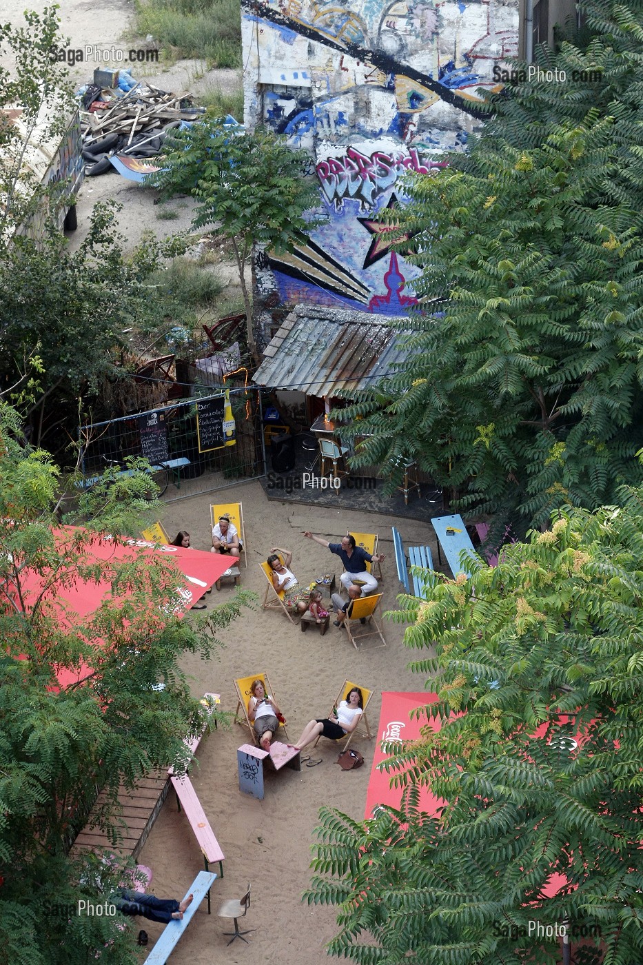 TACHELES, ANCIEN SQUAT, PORTE-DRAPEAU DE L'UNDERGROUND POLITICO ARTISTIQUE DANS LES ANNEES 1990.  CE MAGASIN DES ANNEES 1920, 'SQUATTE' PAR UNE TRENTAINE D'ATELIERS ALTERNATIFS A ETE CLASSE MONUMENT HISTORIQUE, BERLIN, ALLEMAGNE 