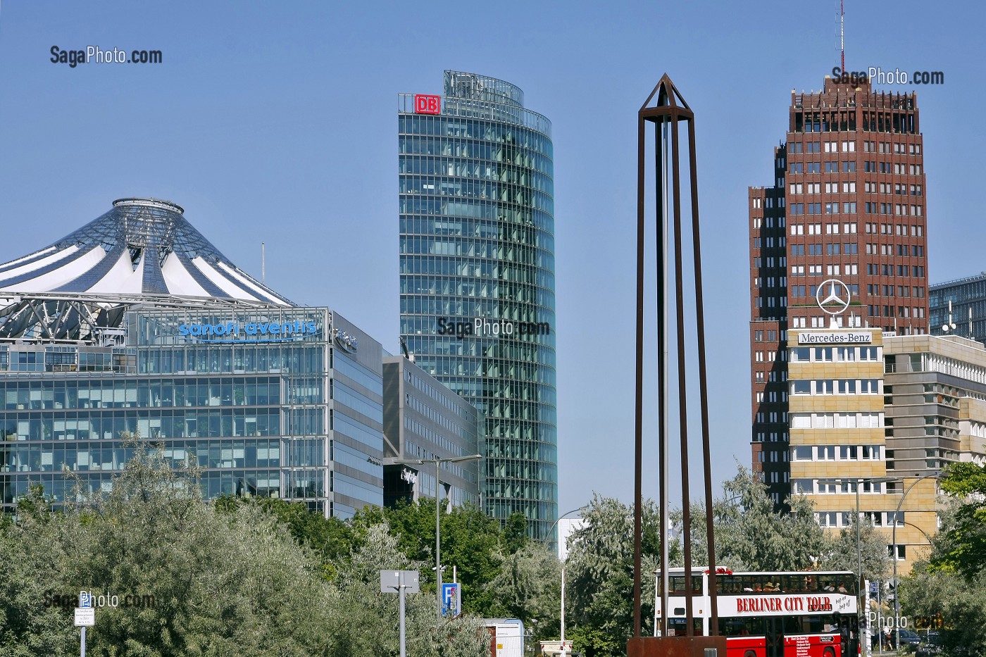 BUILDINGS DE LA POTSDAMER PLATZ, SONY CENTER, DB TOWER SONY CENTER (ARCHITECTE : HELMUT JAHN), LE GRATTE CIEL DE 25 ETAGES EN BRIQUE ET GRANIT REALISE PAR L'ALLEMAND HANS KOLLHOFF (1999) ET TOUR MERCEDES BENZ, BERLIN, ALLEMAGNE 