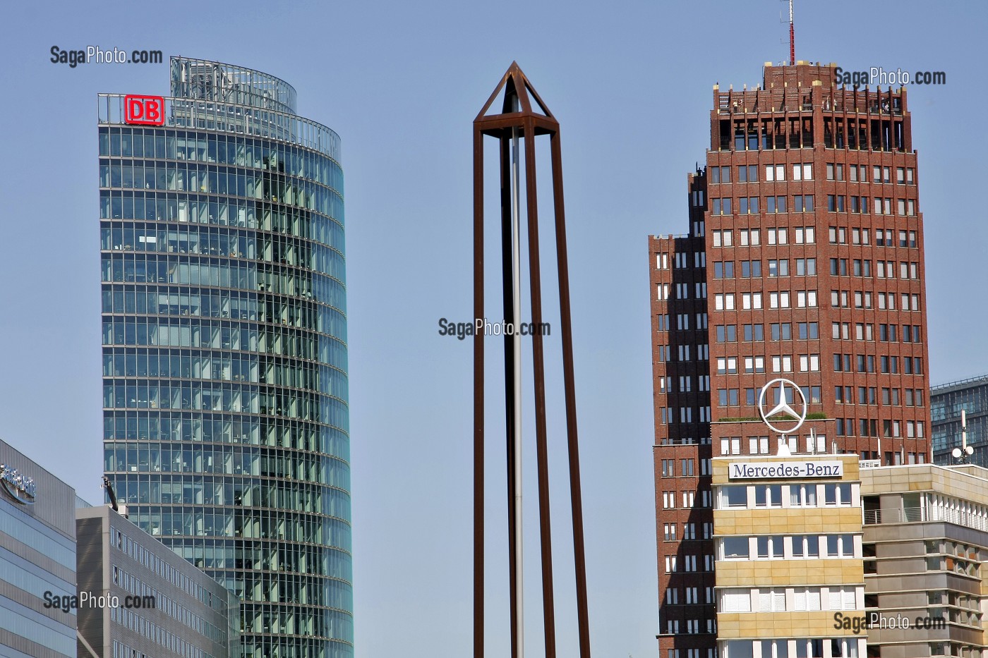 BUILDINGS DE LA POTSDAMER PLATZ, DB TOWER SONY CENTER (ARCHITECTE : HELMUT JAHN), LE GRATTE CIEL DE 25 ETAGES EN BRIQUE ET GRANIT REALISE PAR L'ALLEMAND HANS KOLLHOFF (1999) ET TOUR MERCEDES BENZ, BERLIN, ALLEMAGNE 