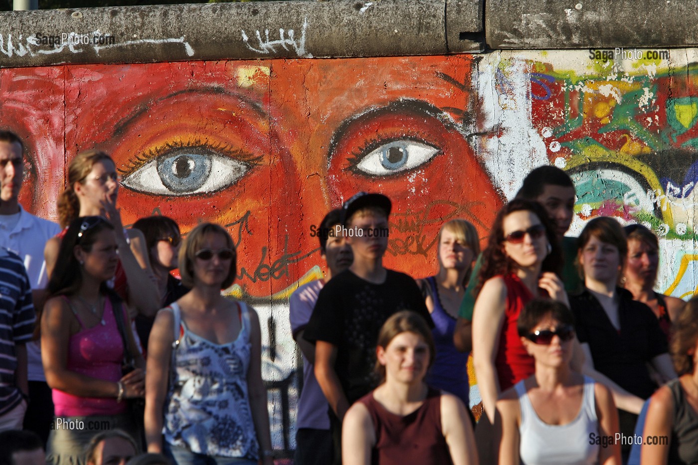 PLAGE ET CAFE, BAR SAISONNIER EN BORD DE SPREE SUR LE SITE DE EAST SIDE GALLERY (MAUER GALERIE), BERLIN, ALLEMAGNE 