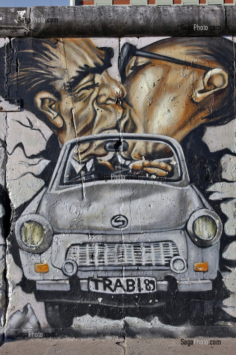BAISER LANGOUREUX ENTRE HONECKER ET BREJNEV (DIMITRI VRUBEL) AVEC LA TRABANT QUI DEFONCE LE MUR, EAST SIDE GALLERY (MAUER GALERIE), BERLIN, ALLEMAGNE 