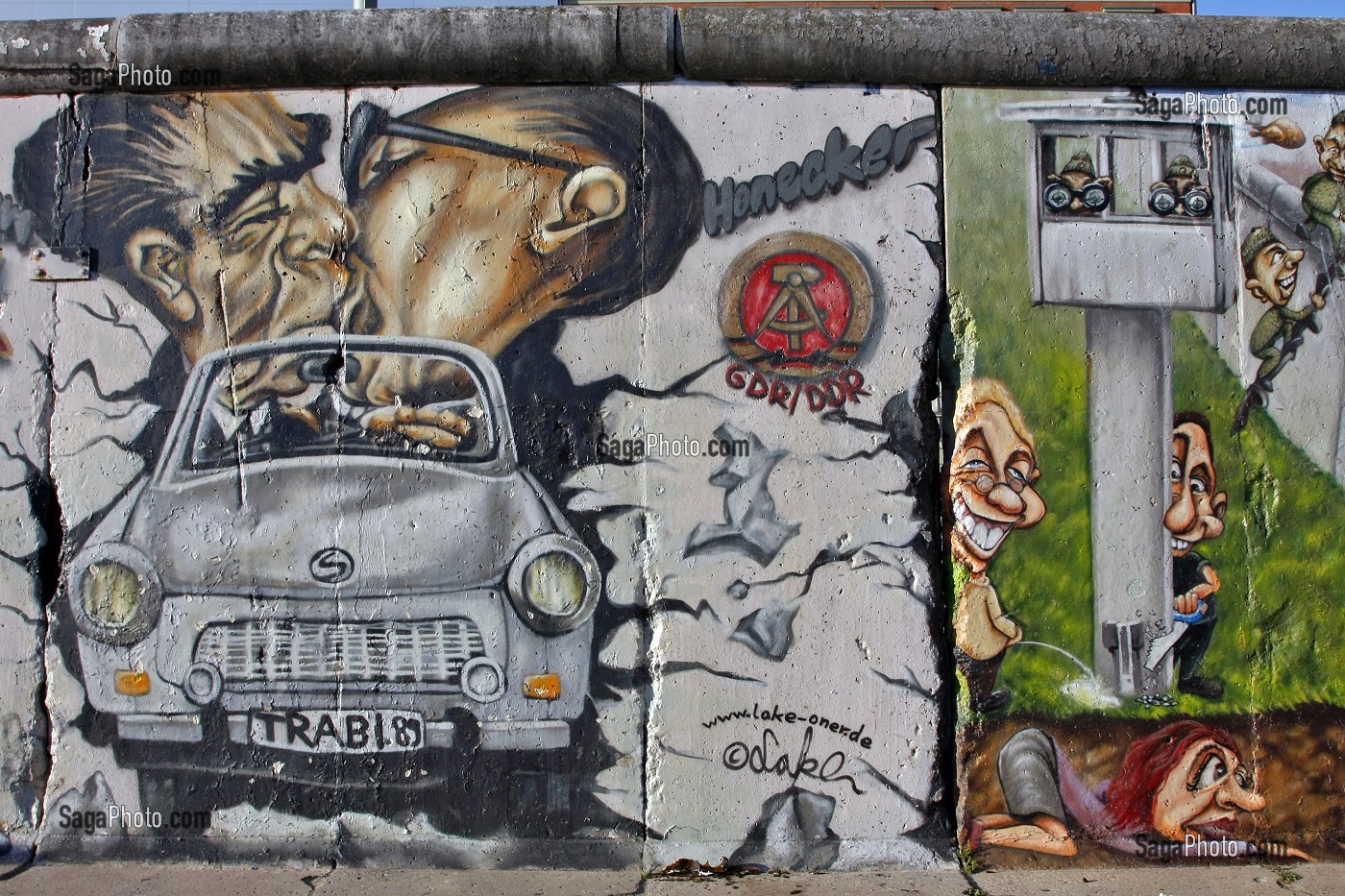 BAISER LANGOUREUX ENTRE HONECKER ET BREJNEV (DIMITRI VRUBEL) AVEC LA TRABANT QUI DEFONCE LE MUR, EAST SIDE GALLERY (MAUER GALERIE), BERLIN, ALLEMAGNE 